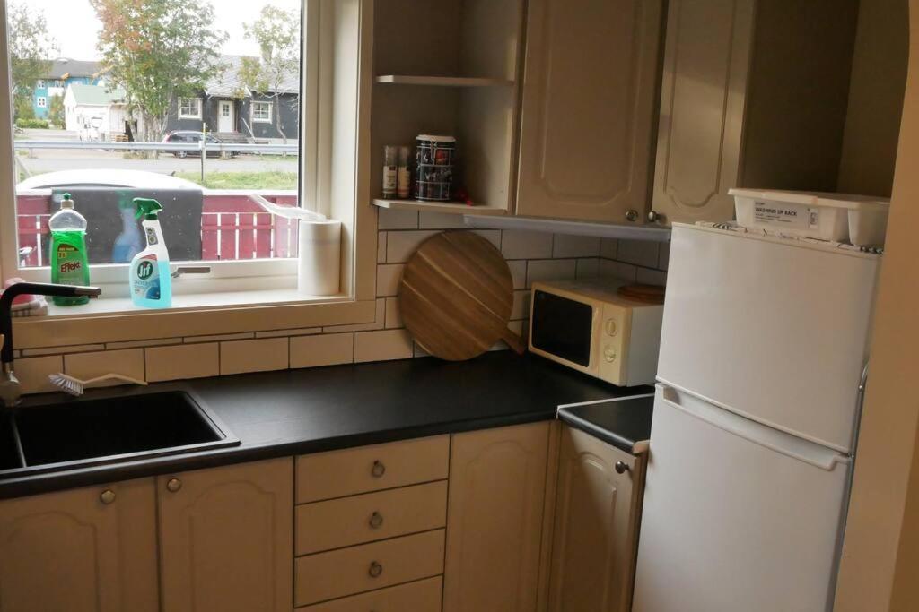 Nyrenovert Leilighet Med Gratis Parkering Leknes Exteriér fotografie